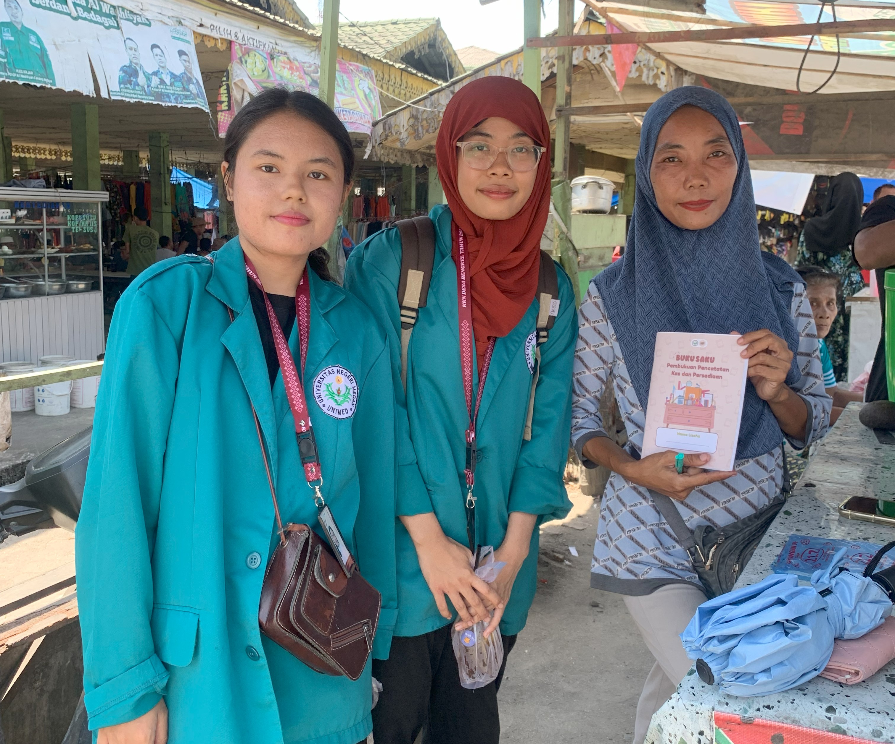Pelaksanaan Program Kerja Pelatihan Pembukuan Keuangan oleh Mahasiswa KKN Universitas Negeri Medan 2025 bersama salah satu UMKM yang ada di Desa Bengkel